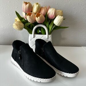 Bella Vita Black Cozy Sneakers